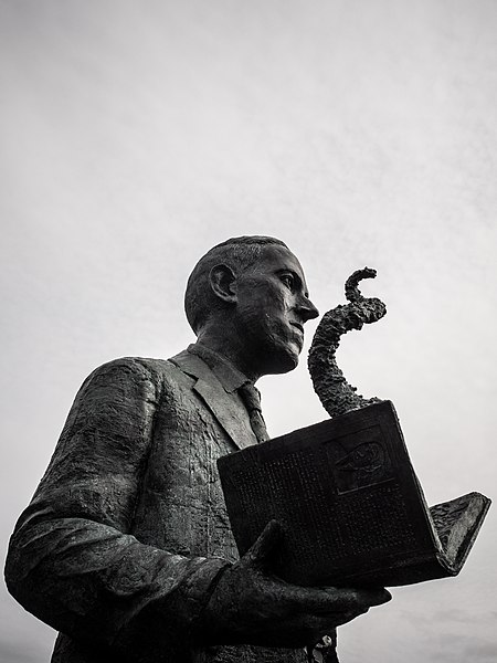 howard lovecraft statue